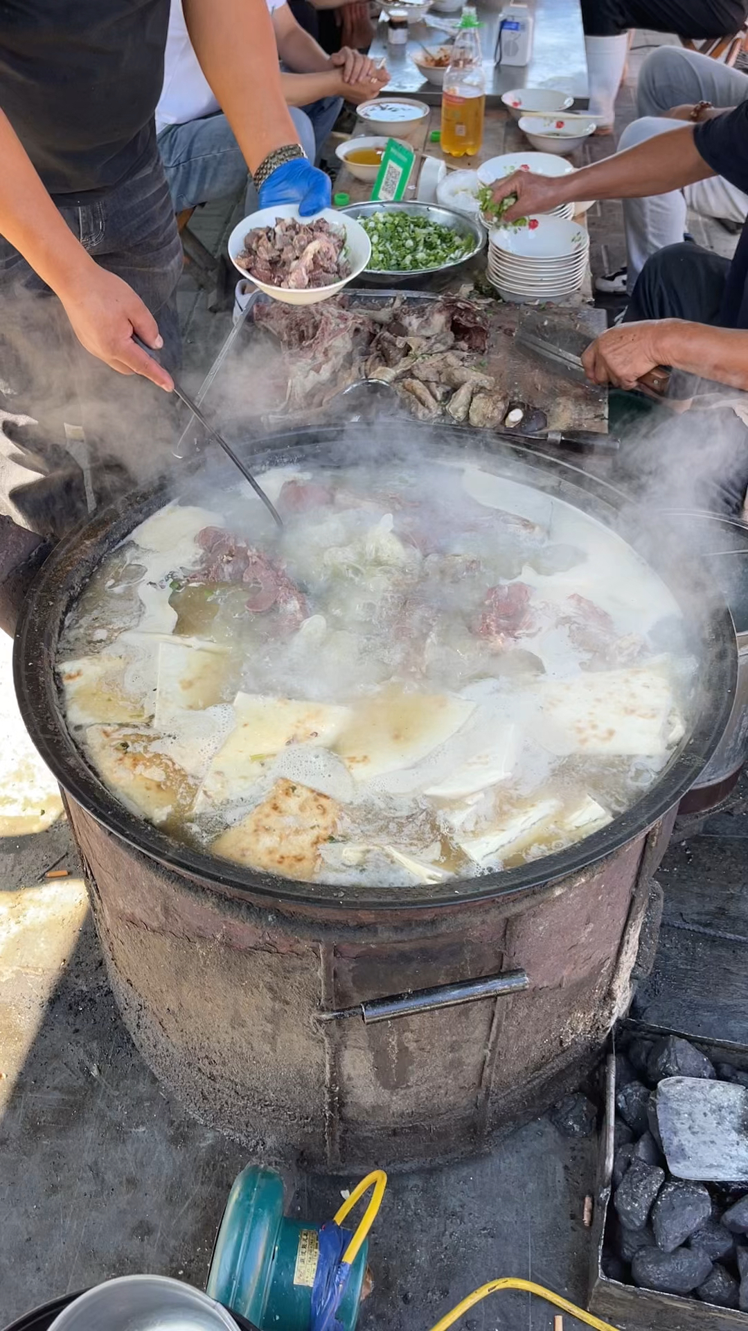 山东青岛大锅羊肉汤,100元一斤,这一碗30元,看着不错