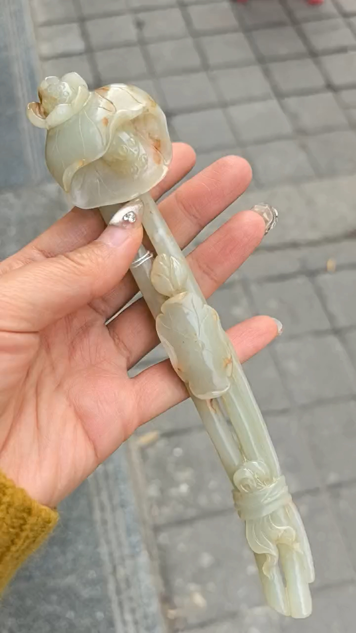 和田玉如意    规格: 19.34.32.1厘米,重 92克.   玉质温润细腻