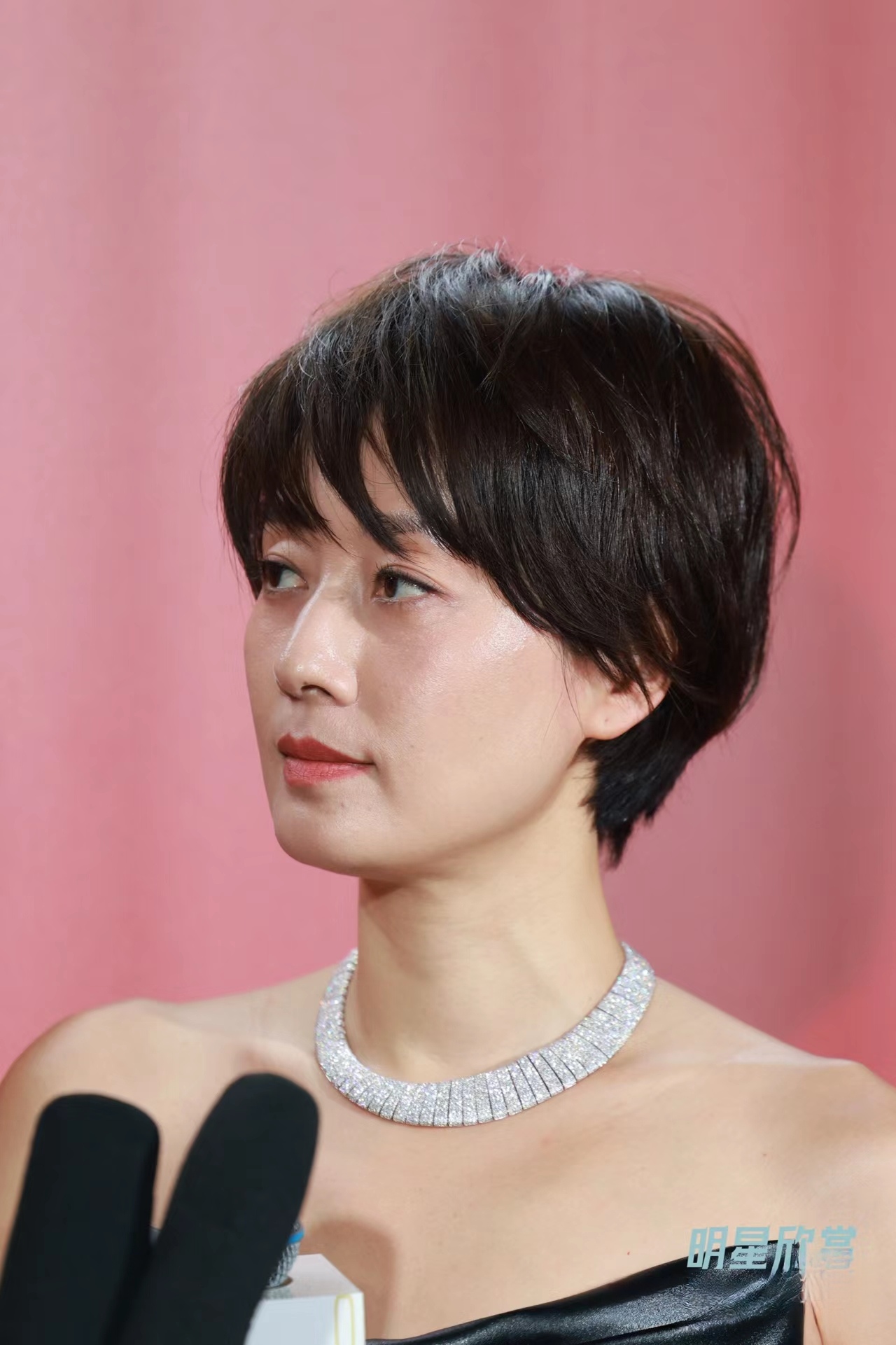 马伊琍近日参加活动,一身露肩皮裙,干脆利落的短发,看着沉稳又坚毅