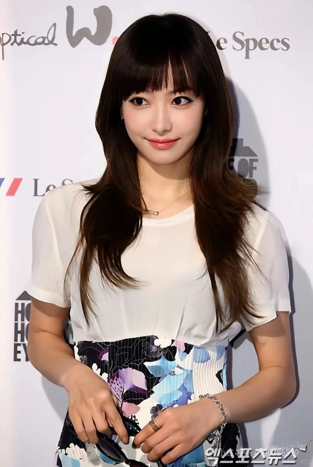 宋茜在韩国火不是没有道理的,大眼睛的完美甜妹脸,身材更是一绝,业务