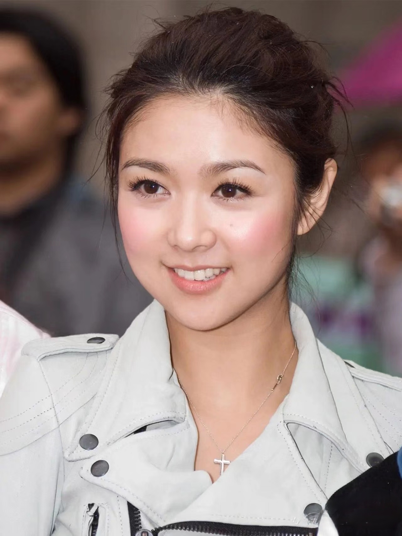 她是少有的脸型线条流畅圆润饱满肉肉短短的下巴就显得整个人