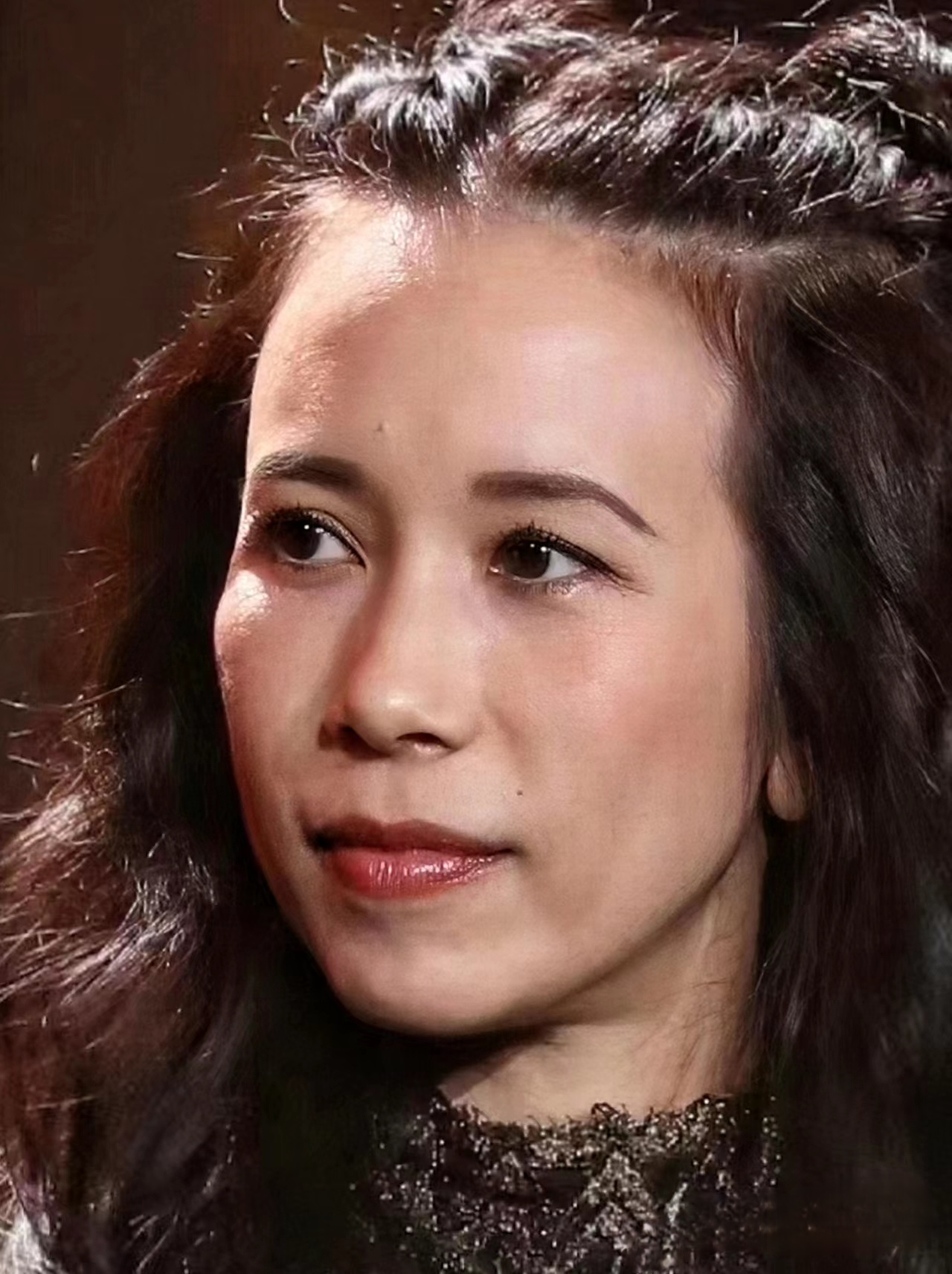 高清镜头下的莫文蔚54岁了状态真的是超级好头发简直赢麻了