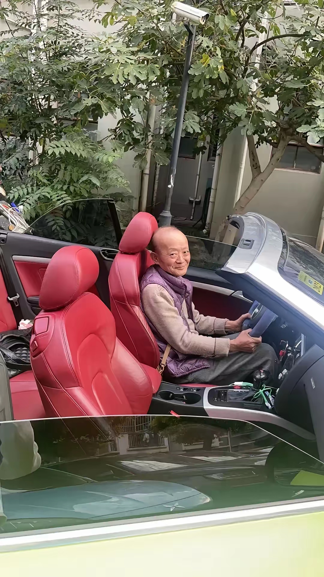 话说有点眼熟啊,这位开跑车的大哥?