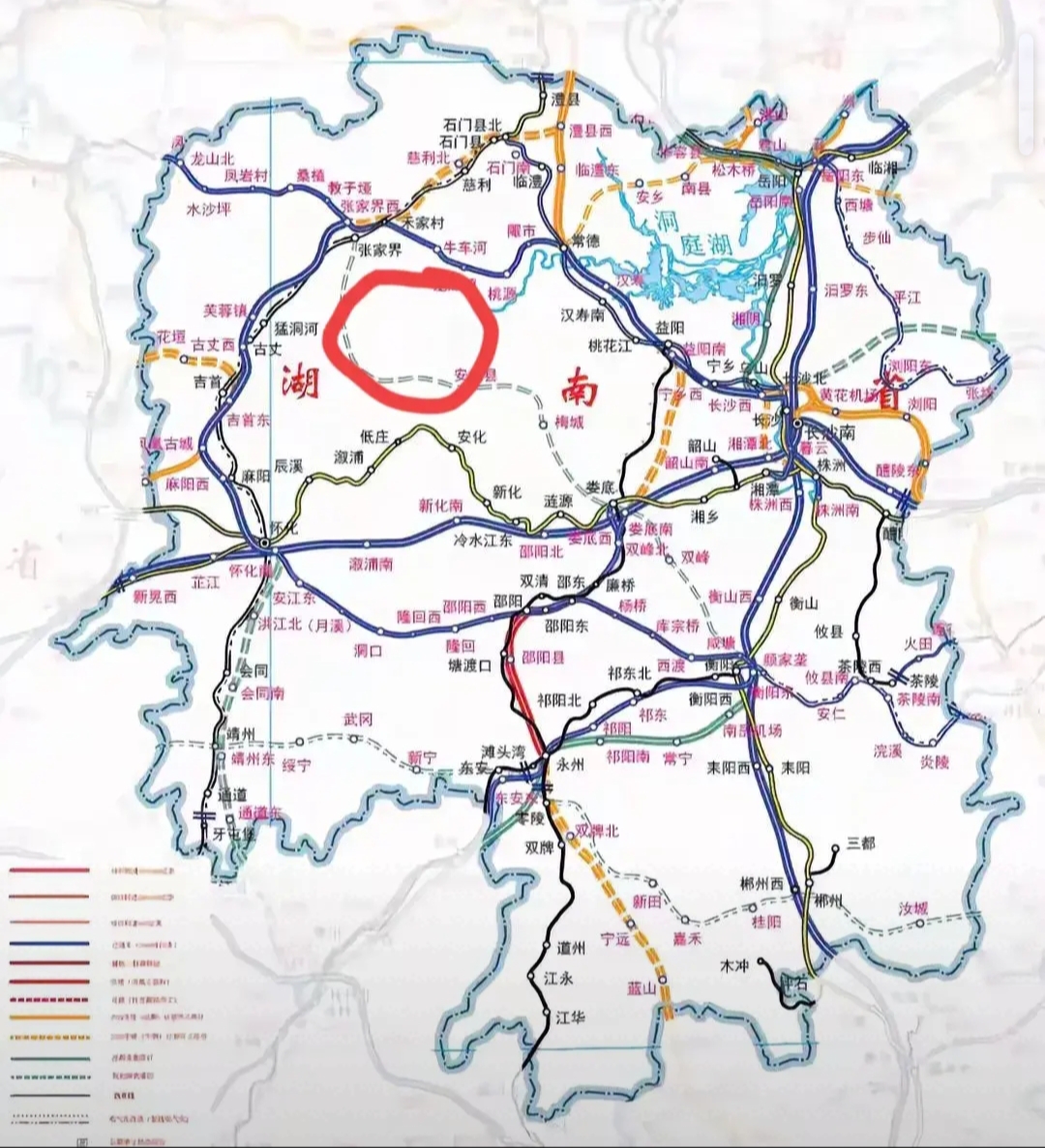 湖南省的铁路网络分布确实有着令人惊讶的新发现,在中西部存在着一个