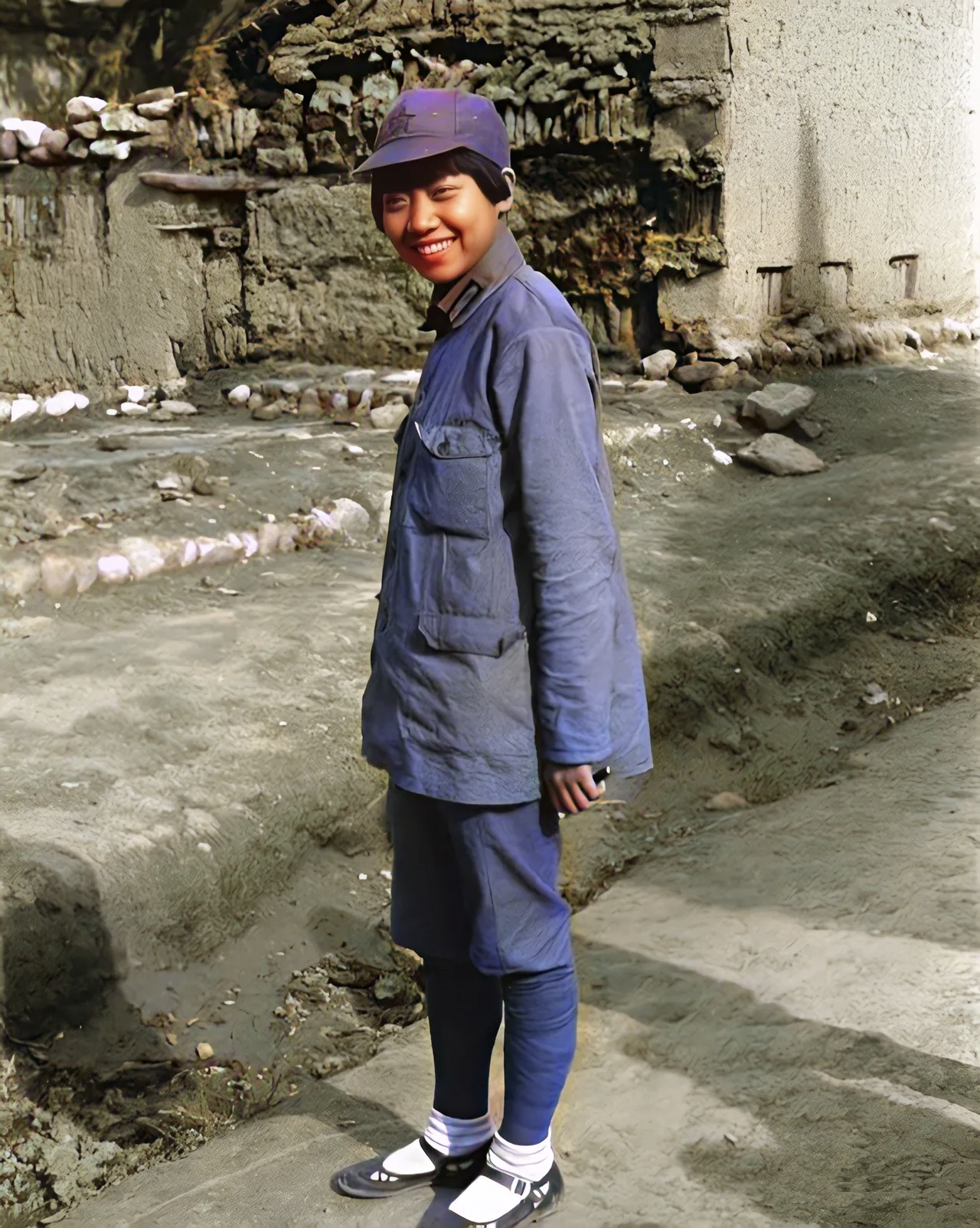 1944年,陕北.一名女八路军宣传员,站在村口小路上