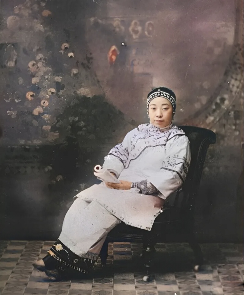 她嘴角带着一丝迷人的微笑,像这样肤白貌美,富有