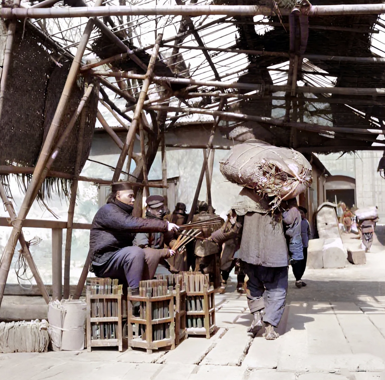 在一座码头上,他看到了奇特的一幕:每一个搬运工都要领一根神秘的竹片