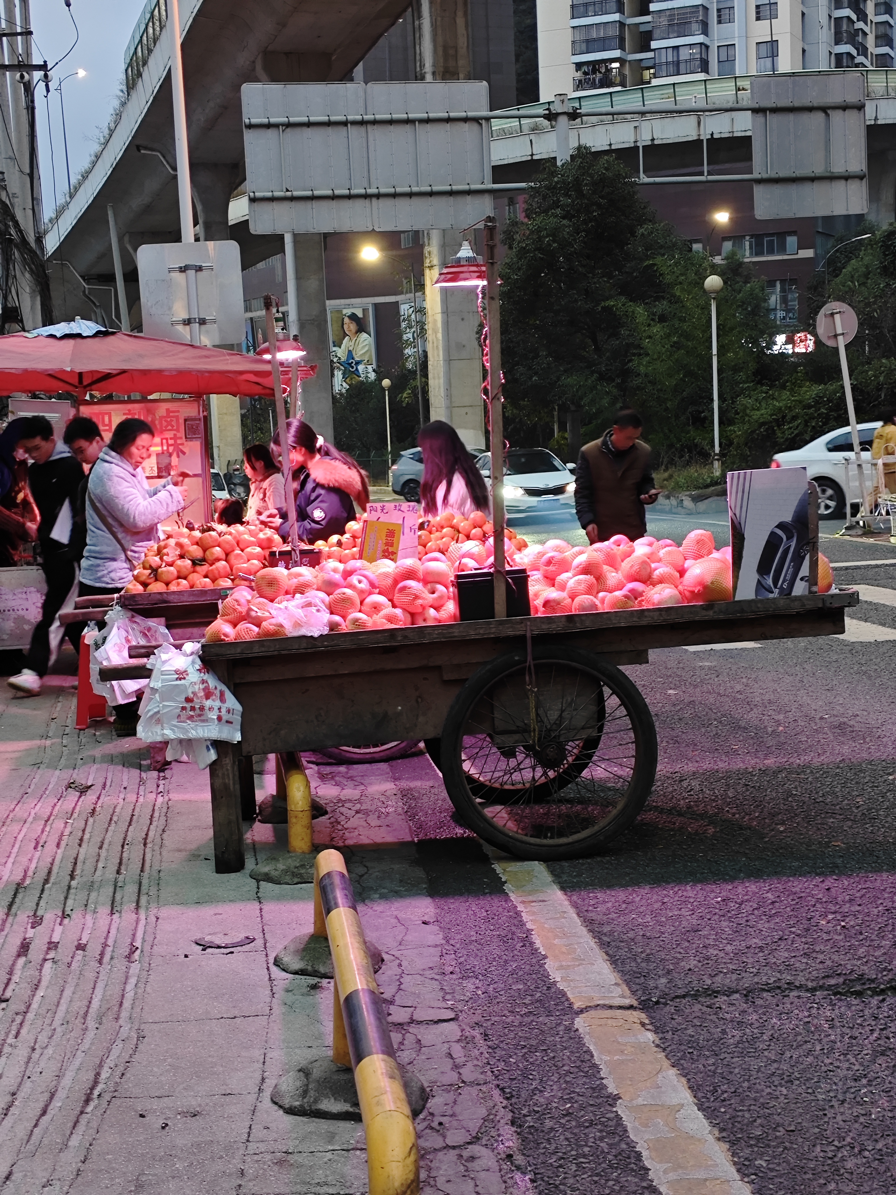 摆摊车图片流动水果车摆摊图片路边水果摊图片摊位图片真实人间烟火气