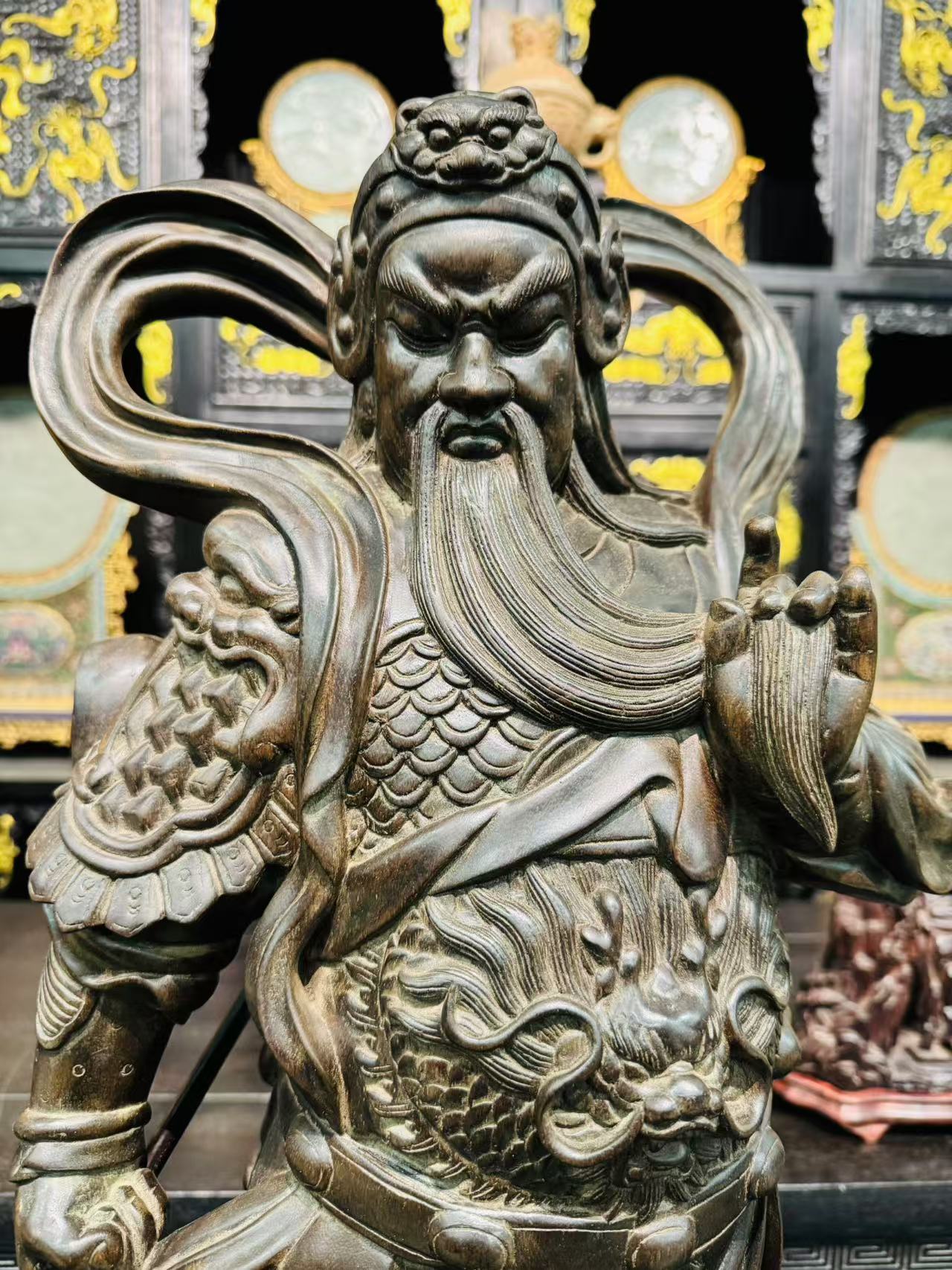 馆中实拍!威武霸气的关圣帝君闭眼造像材质为沉香的