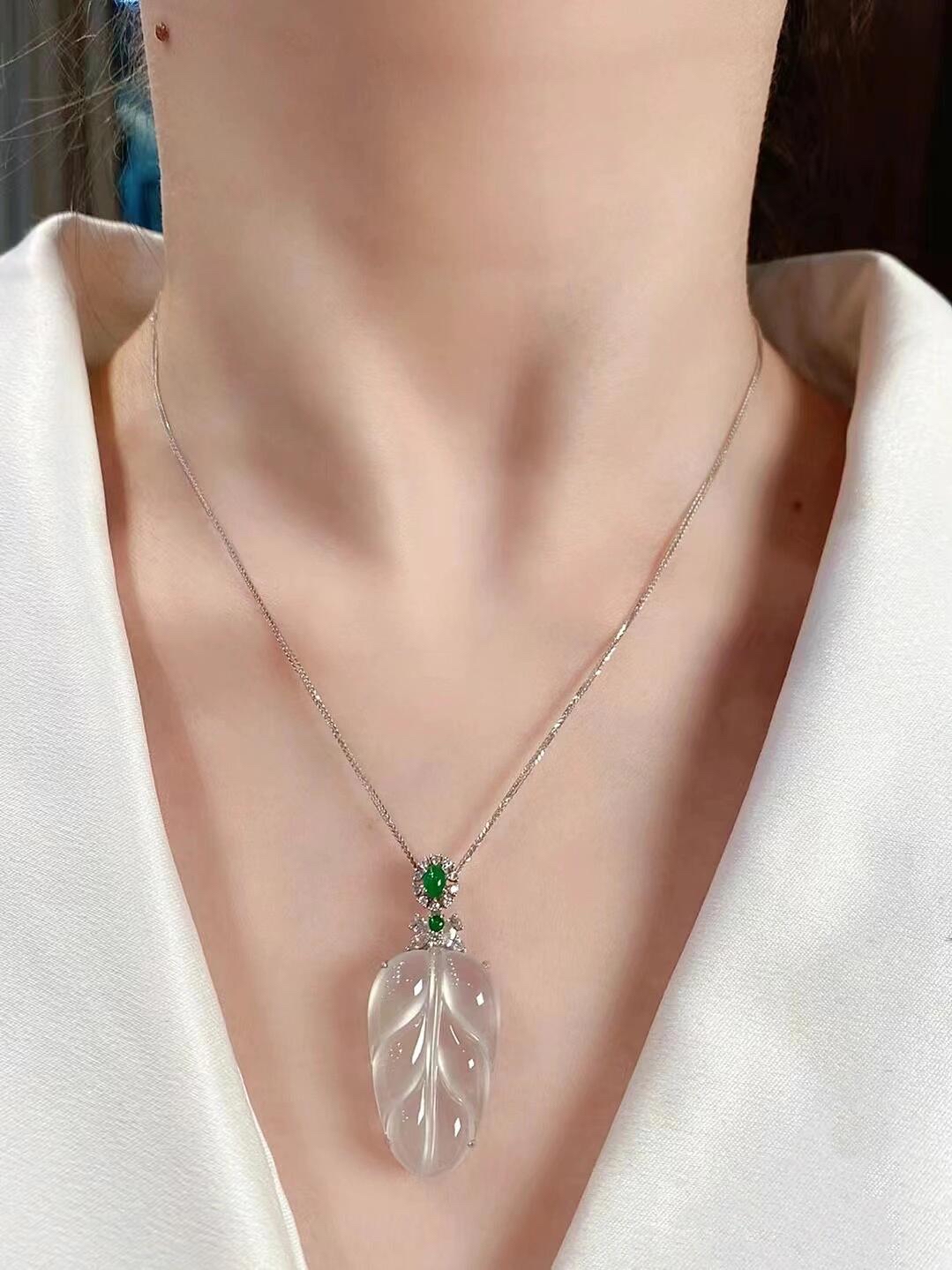 分享一枚玻璃种叶子翡翠吊坠 翡翠叶子寓意吉祥美好 金枝玉叶,家大业