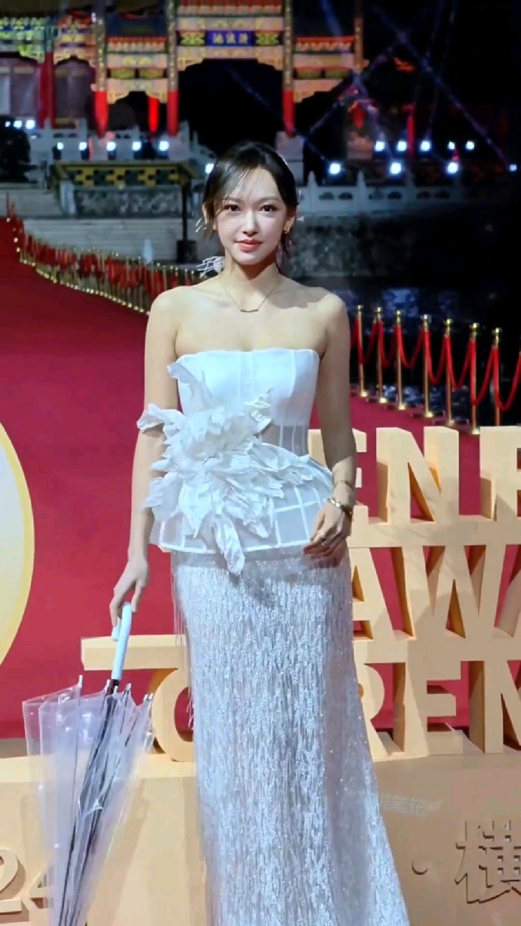 程潇一袭长裙,真的是太美啦,她笑起来更漂亮