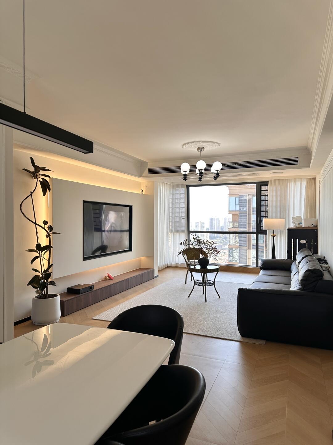 客厅和餐厅打通,开间4米,层高2.8米,空间超开阔