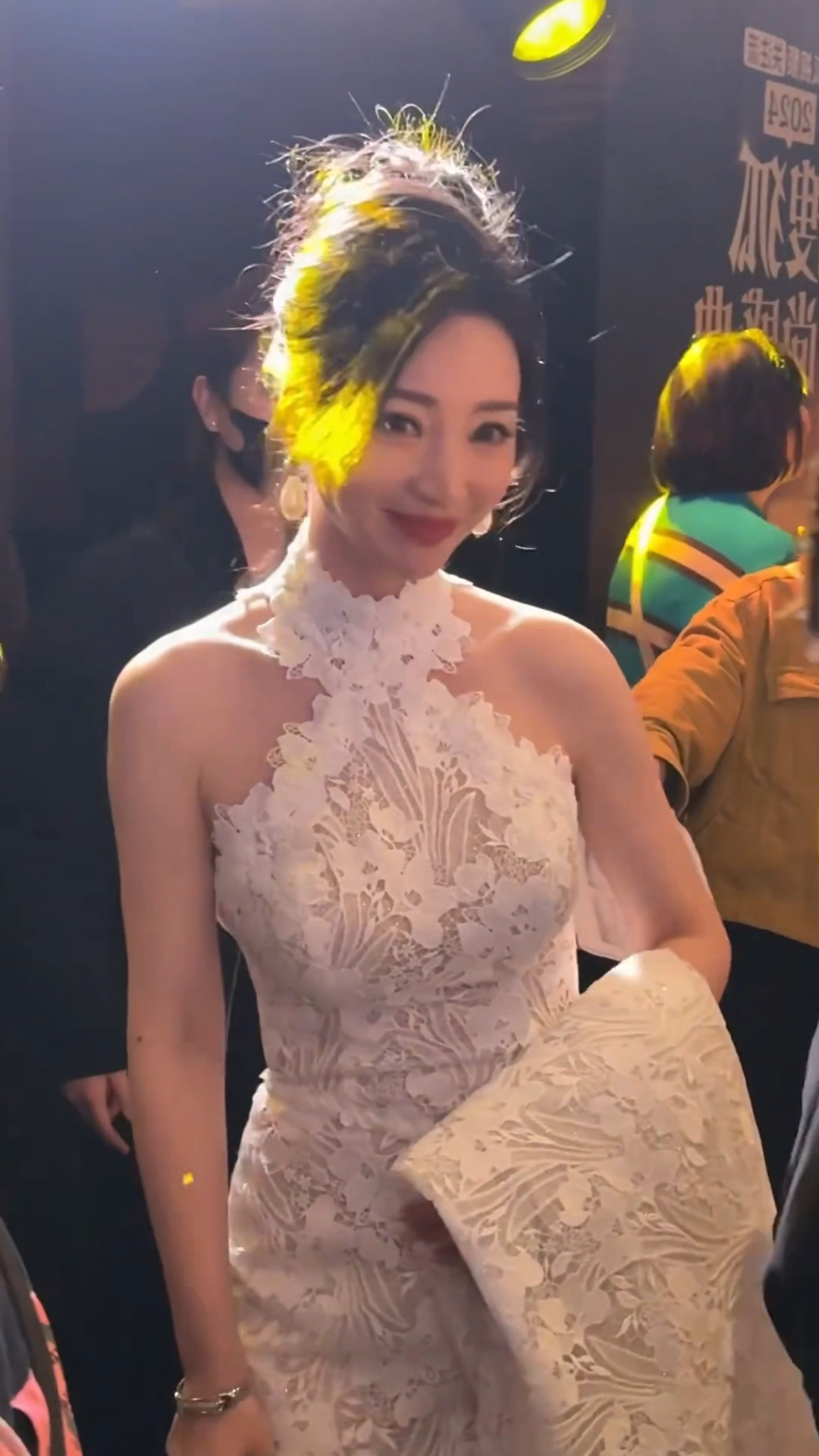 44岁柳岩出席活动,这眼神真勾人!