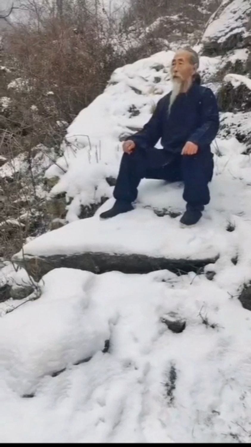 终南山大雪,南山真人依旧是一身单衣,在大雪中修炼在山洞里修行