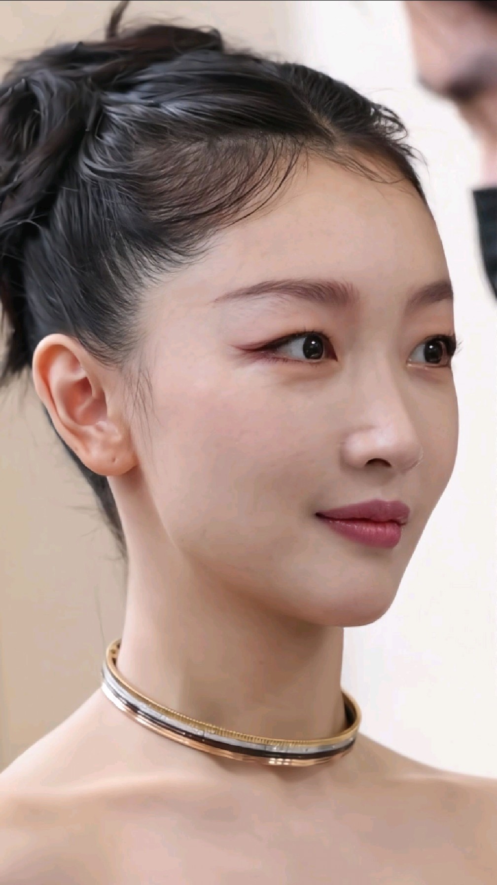 一线女星周冬雨怼脸拍,精致清秀的五官人见犹怜