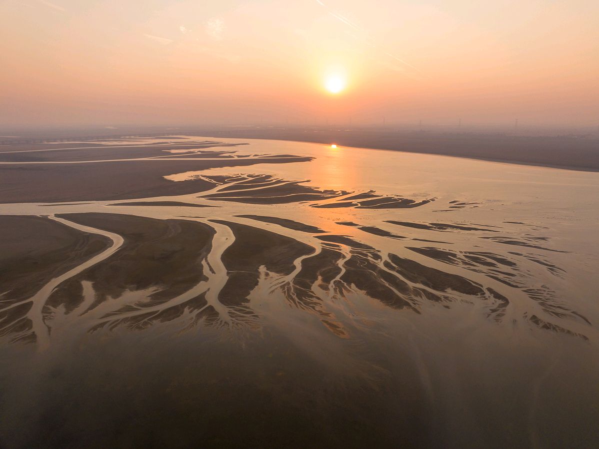 黄河是一条高悬于地面之上的"地上河",由于泥沙淤积,河床不断抬高