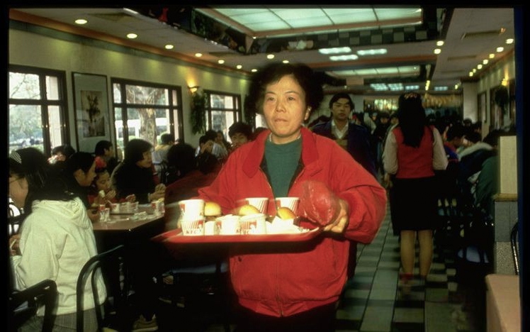 1987中国第一家肯德基在北京开业,当时还叫肯塔基当时套餐为7