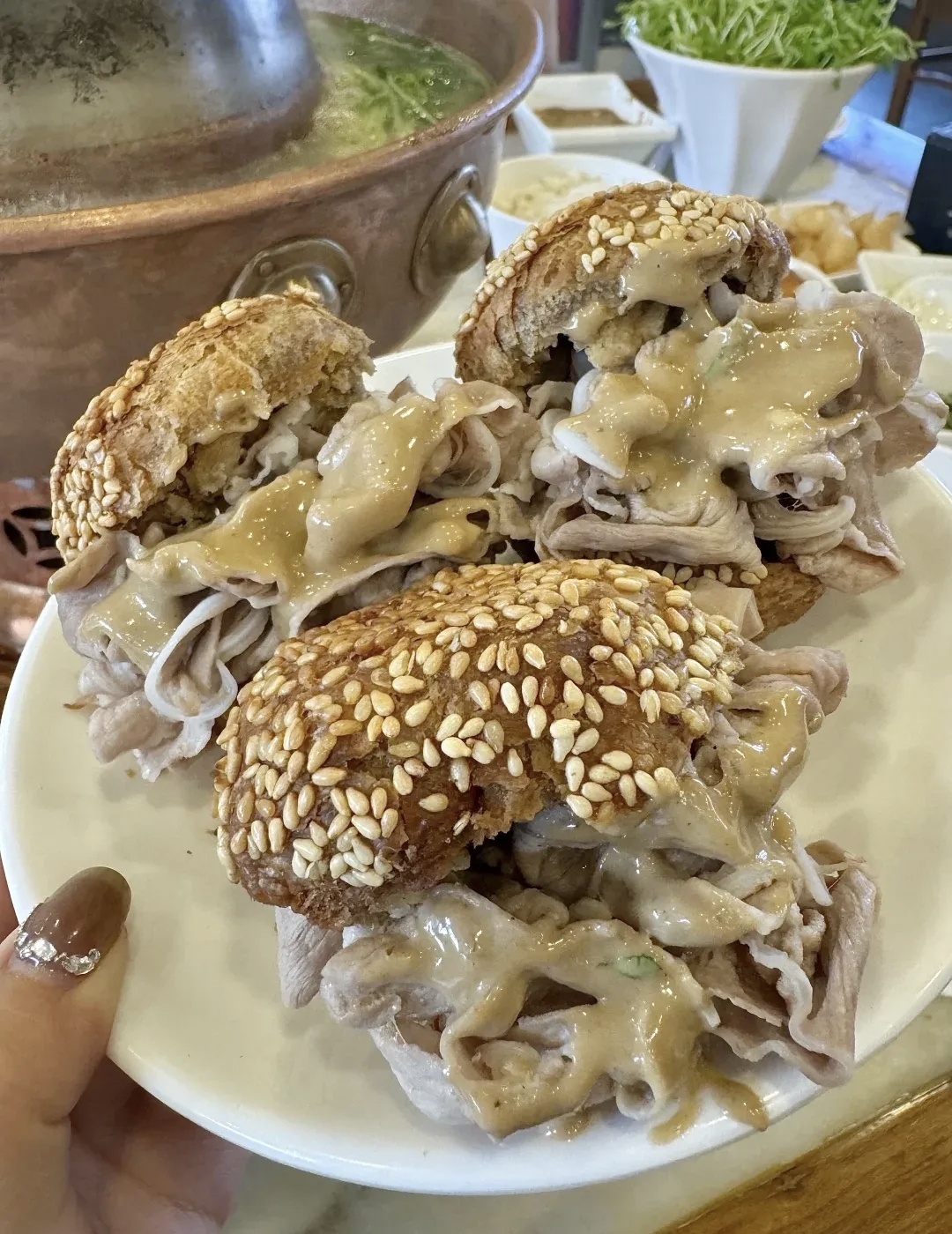 中午来吃的本地的大爷大妈都很多