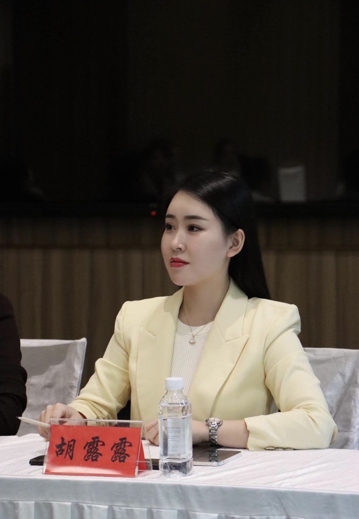 年纪轻轻便荣升处长之位,她自带女强人气场,雷厉风行