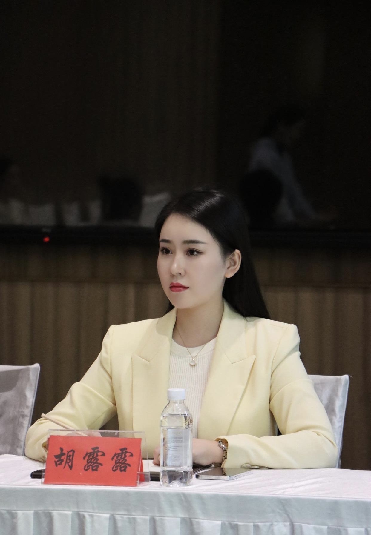 年纪轻轻便荣升处长之位,她自带女强人气场,雷厉风行