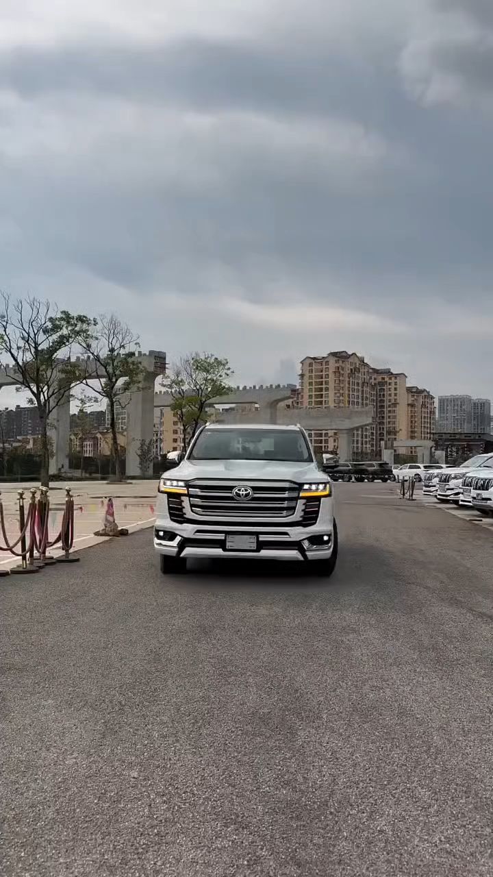 丰田酷路泽lc300天津港现车降价3.5tt起步价格70多万