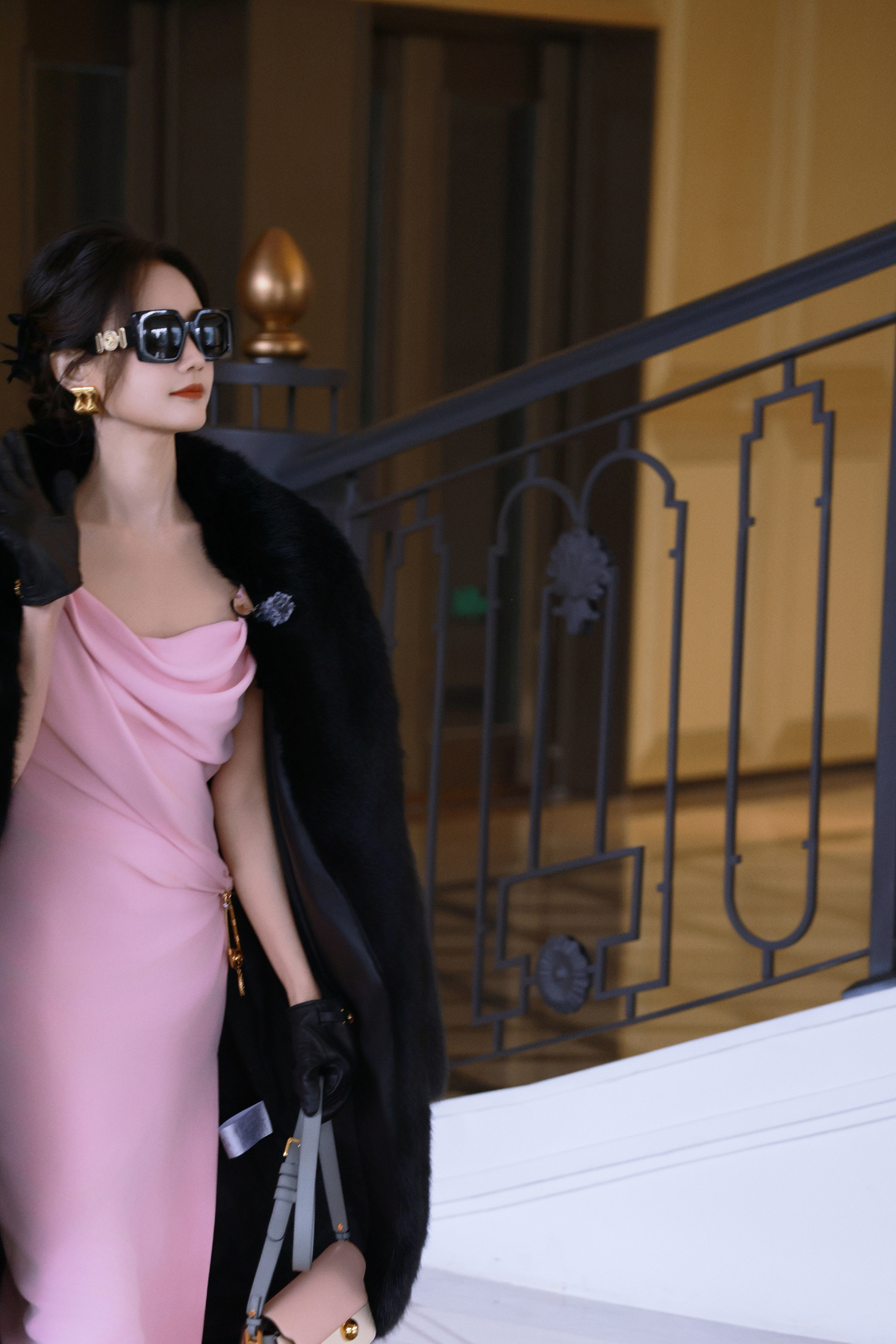 粉色丝绸长裙配毛绒披肩戴着墨镜缓缓走向镜头的样子简直不要太slay