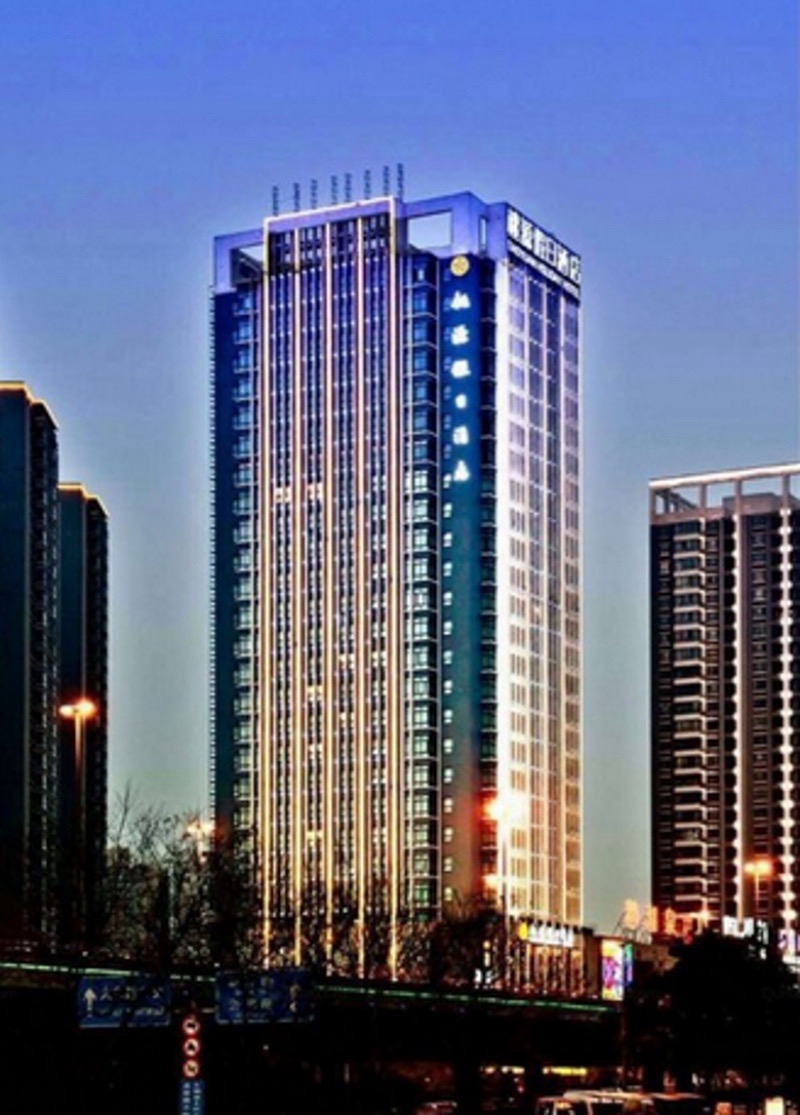 的苍蝇馆子或者美食小吃街,不如就在下榻的四星或五星级酒店的餐厅,有