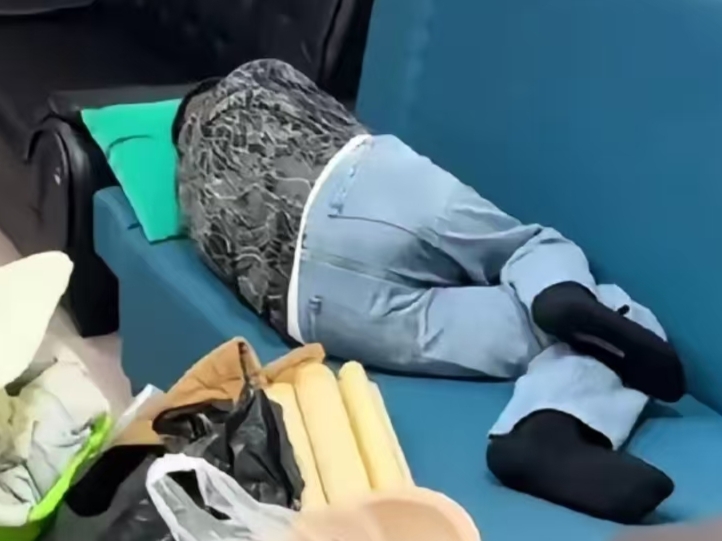 合租屋有个大兄弟,半年前因为太懒被厂辞退了,现在身上没一分钱,还不