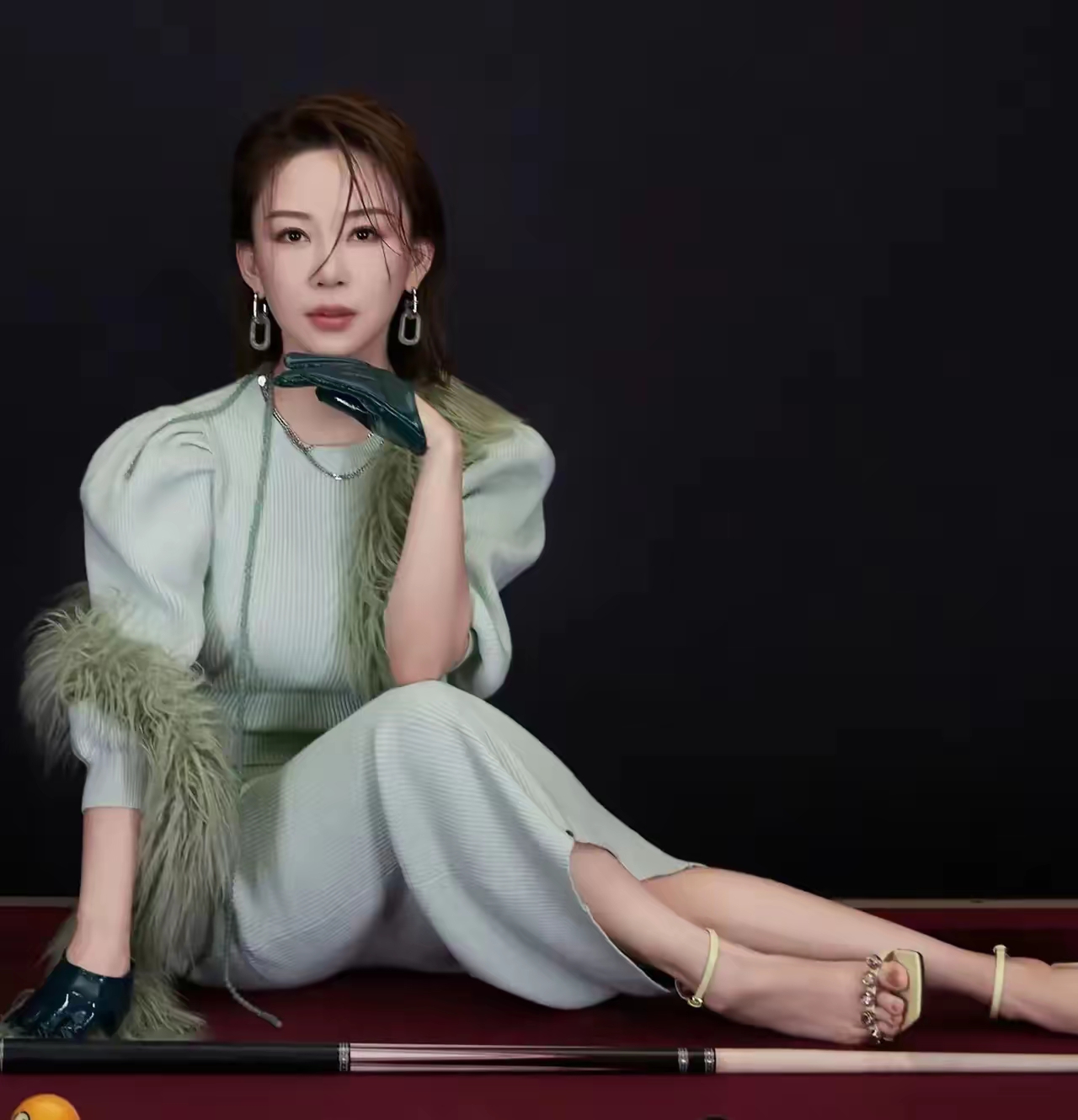 潘晓婷不愧称之为台球界的天后级女神在球场上深知容颜美不胜收就是