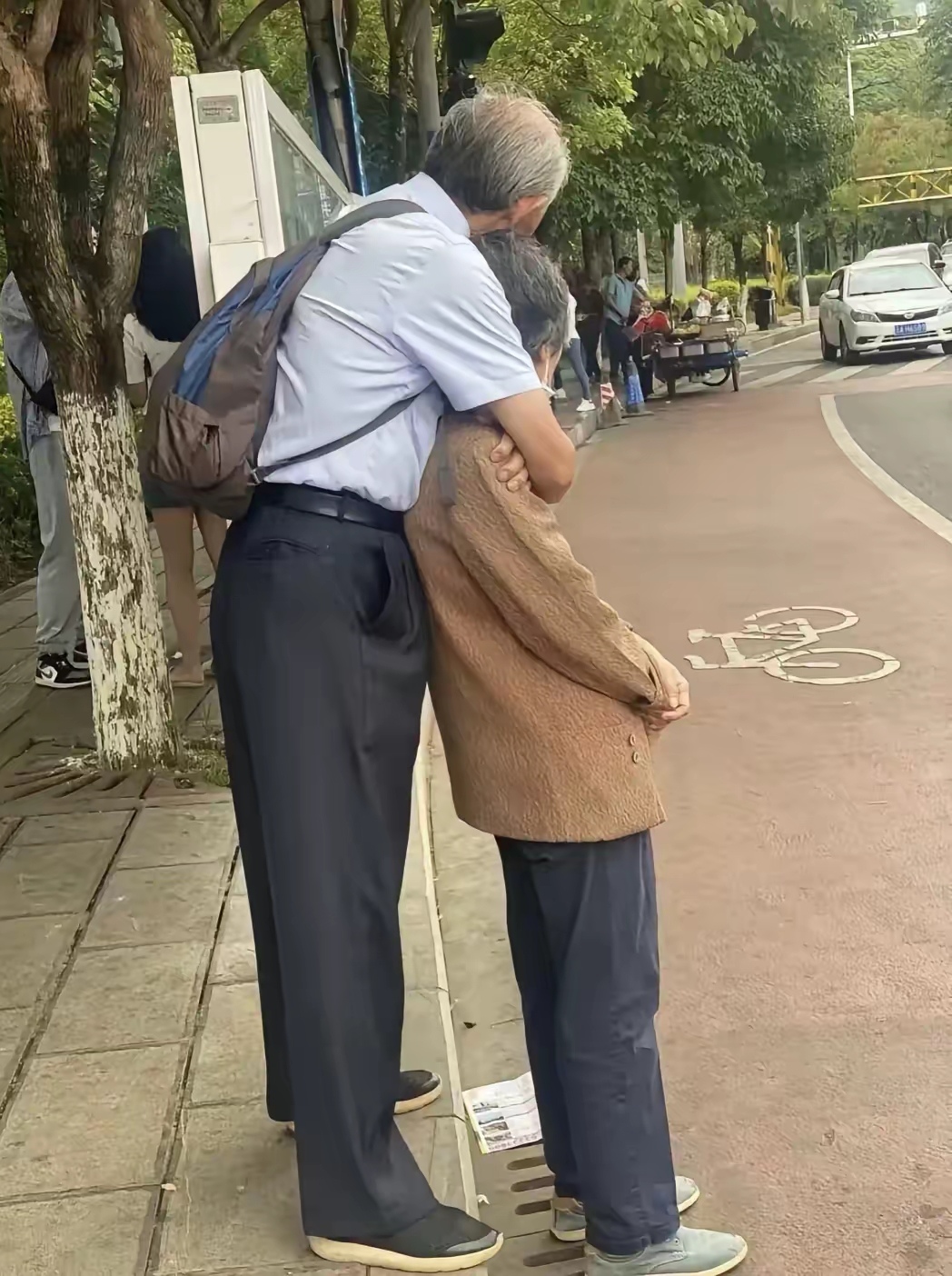网友在公交站看到一对老夫妻的画面非常感动,少是夫妻老来伴,我非常
