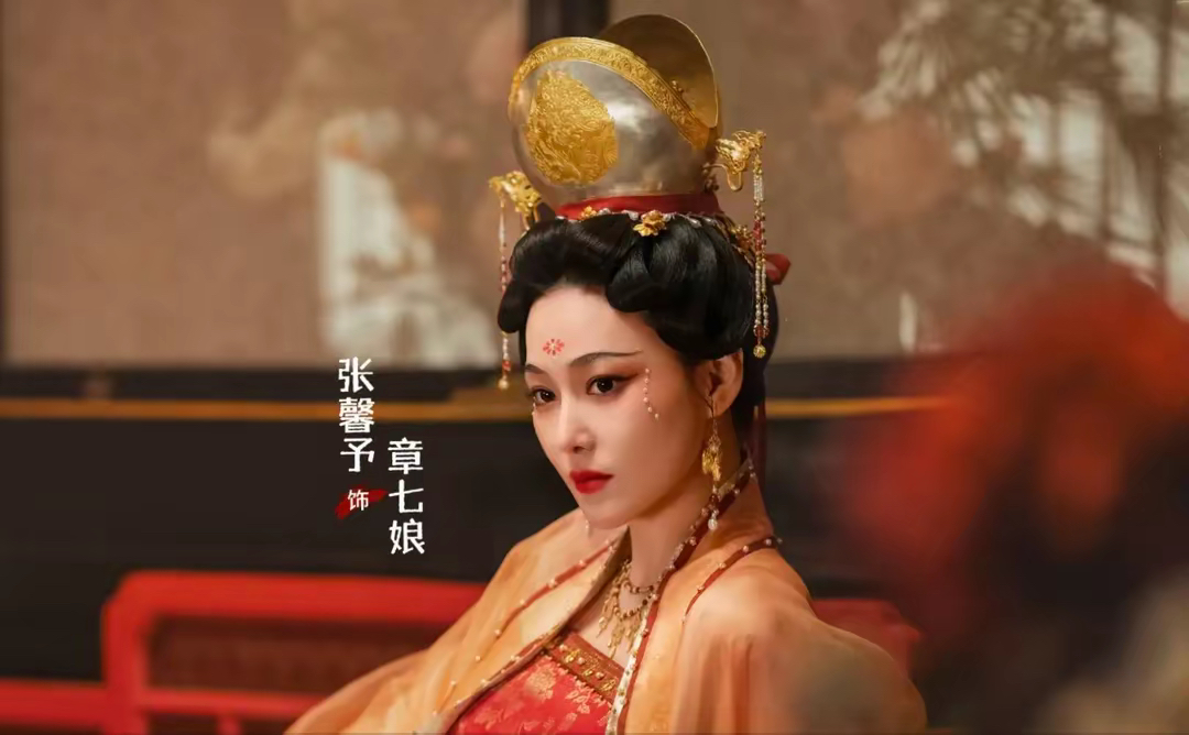 张馨予顶着1斤金冠拍戏 饰演《清明上河图密码》的章七娘 据说服装