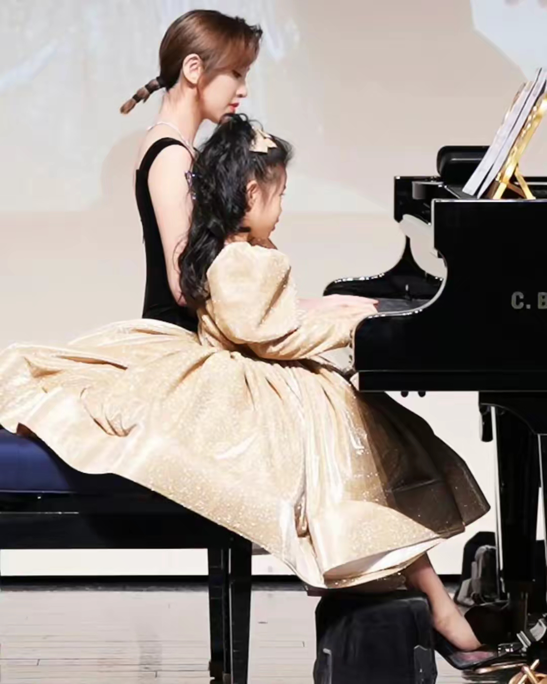 唐艺昕分享女儿钢琴演出照 4岁的小公主太可爱了 侧脸就看得出来 长得