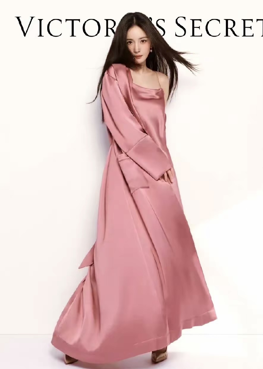 仔细一看 原来真的是大牌 她成为了维密亚洲区的品牌代言人 不愧是