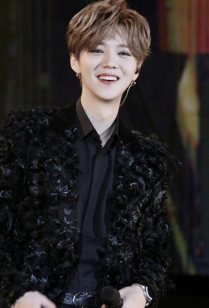 鹿晗发文道歉 疑是喝多了在直播间骂人说脏话还竖中指 导致全网平台被