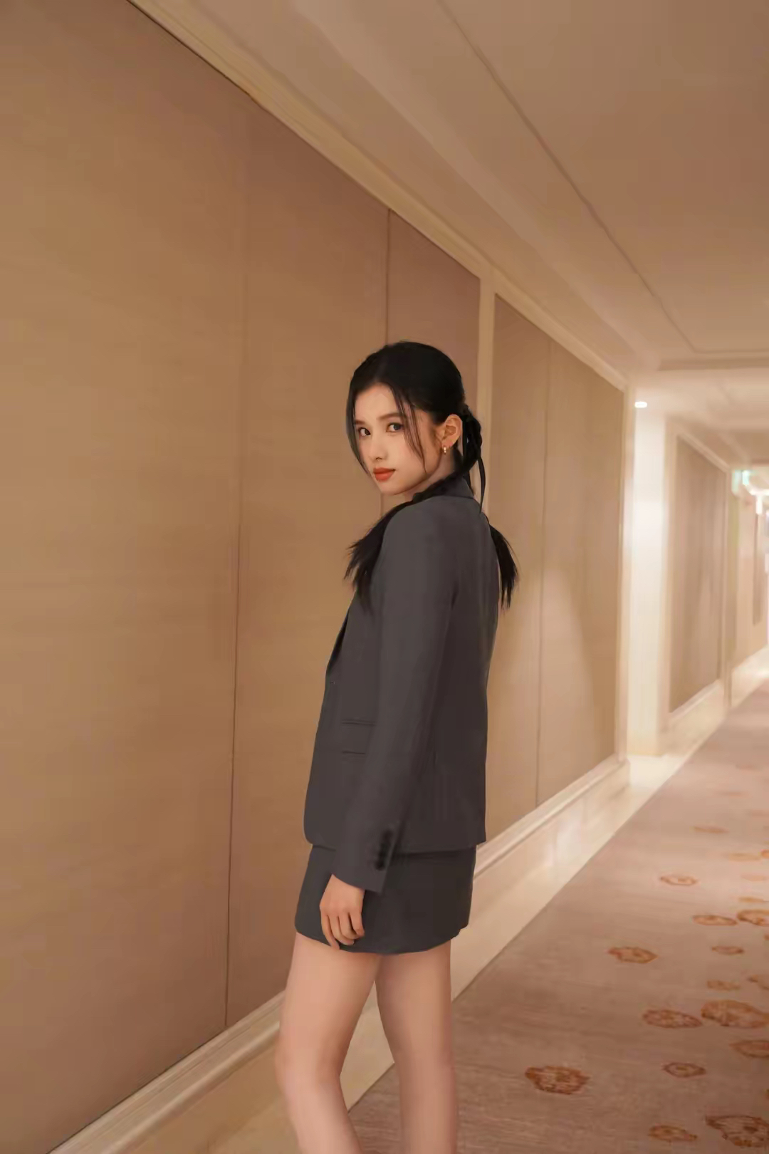 张婧仪的侧脸杀真绝啊果然高鼻梁的都是美女