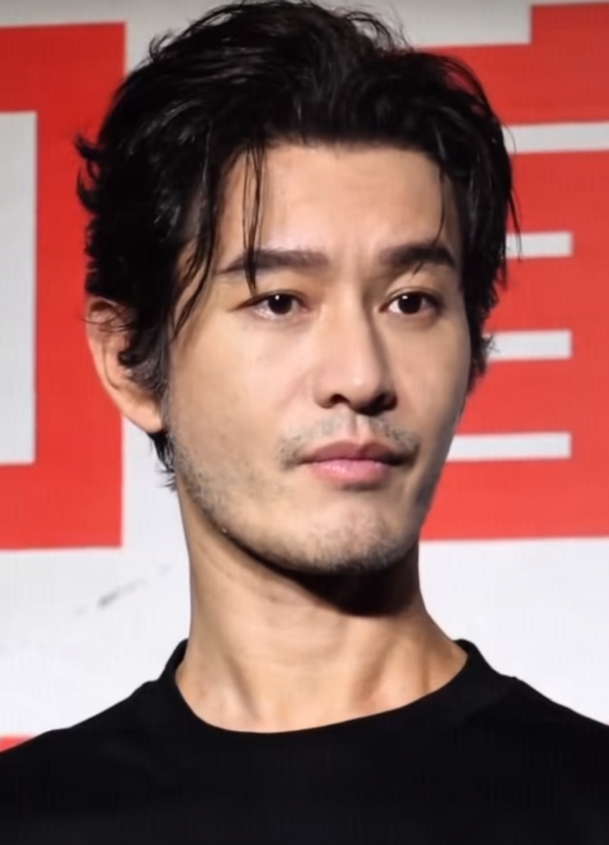 厦门金鸡电影节,黄晓明宣传新电影《戴假发的人》哽咽鞠躬道歉的画面