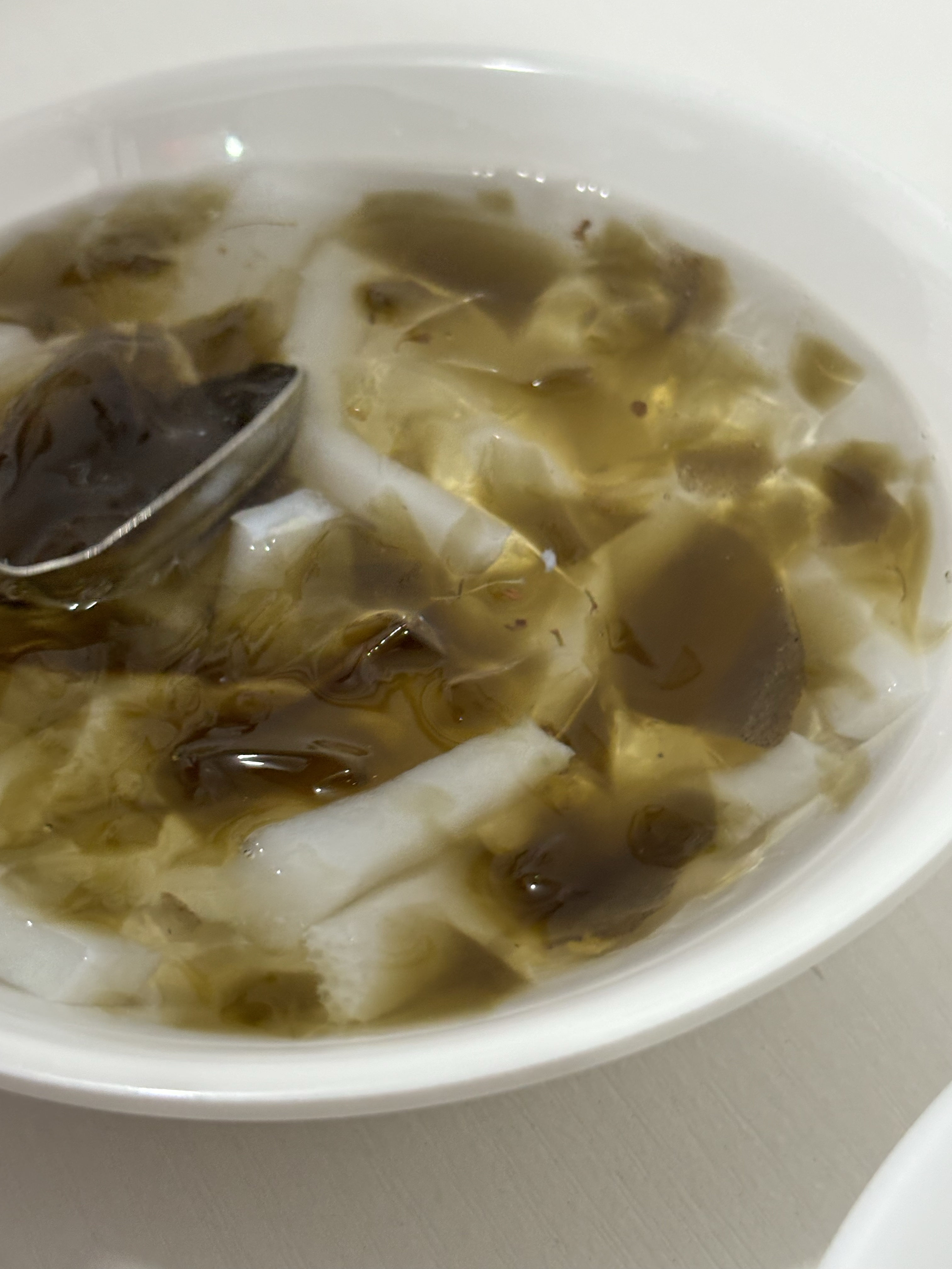 小碗的原味豆花2.5元一份,小碗的杏仁豆腐仙草木莲冻4元一份.