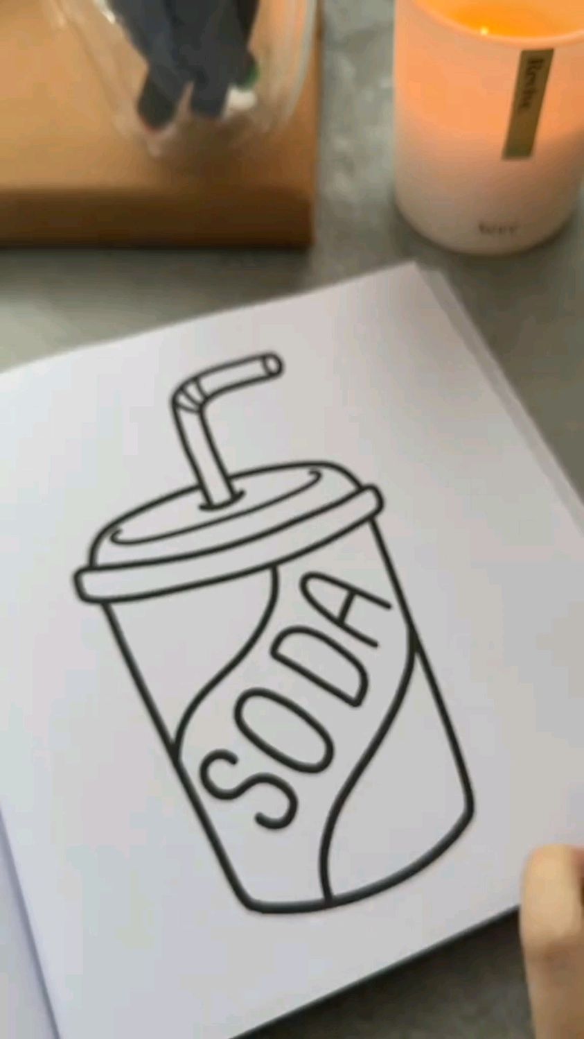 手绘彩色的饮料瓶子