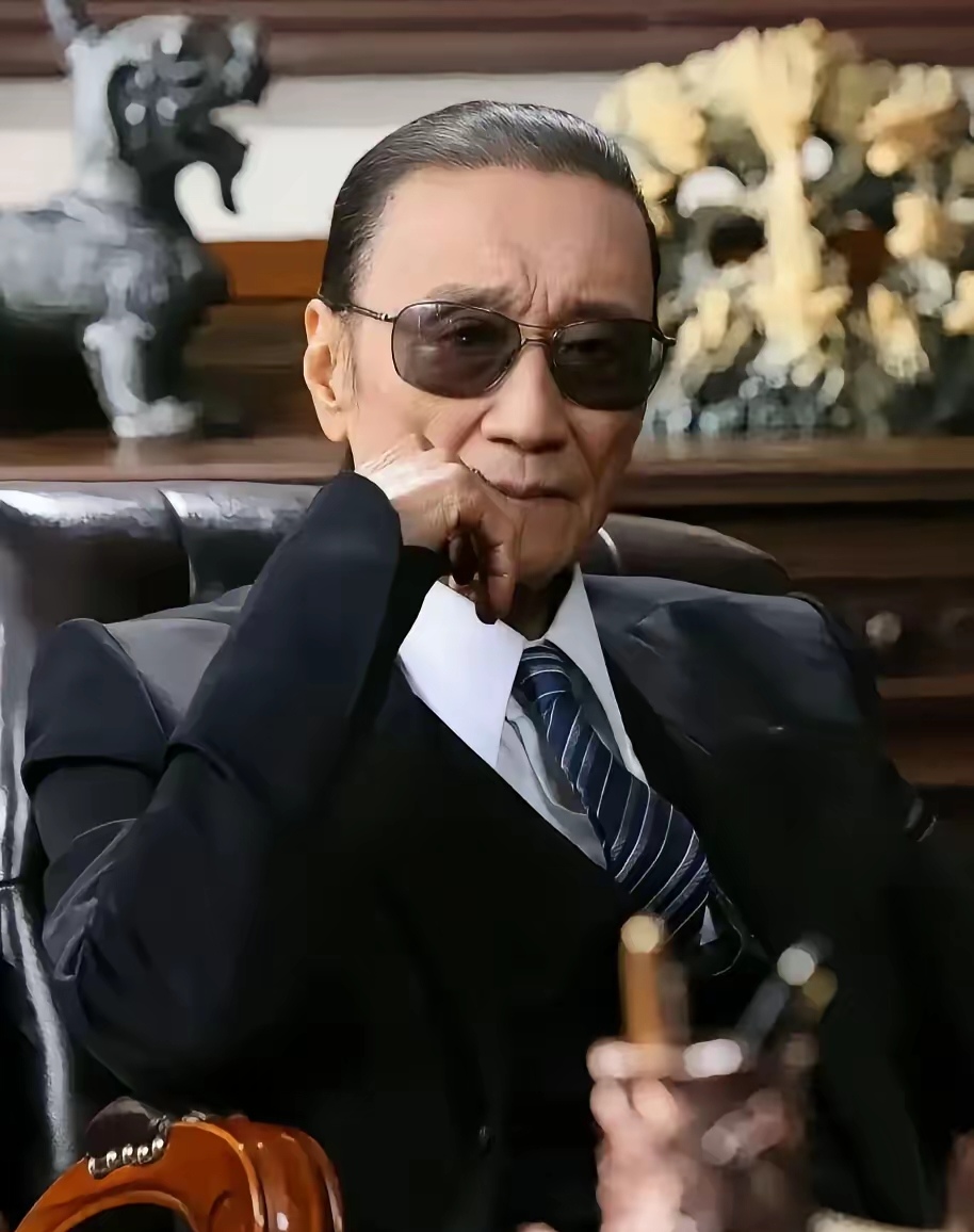 其实,在四哥年轻时,他的名气比谢霆锋要大很多,他的身高和帅气都有过