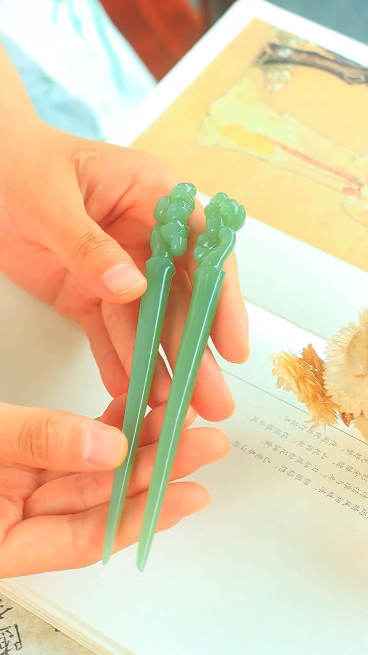 花开富贵冰底碧玉发簪,玉质温润细腻,素丽雍容,大方简洁不嚣张