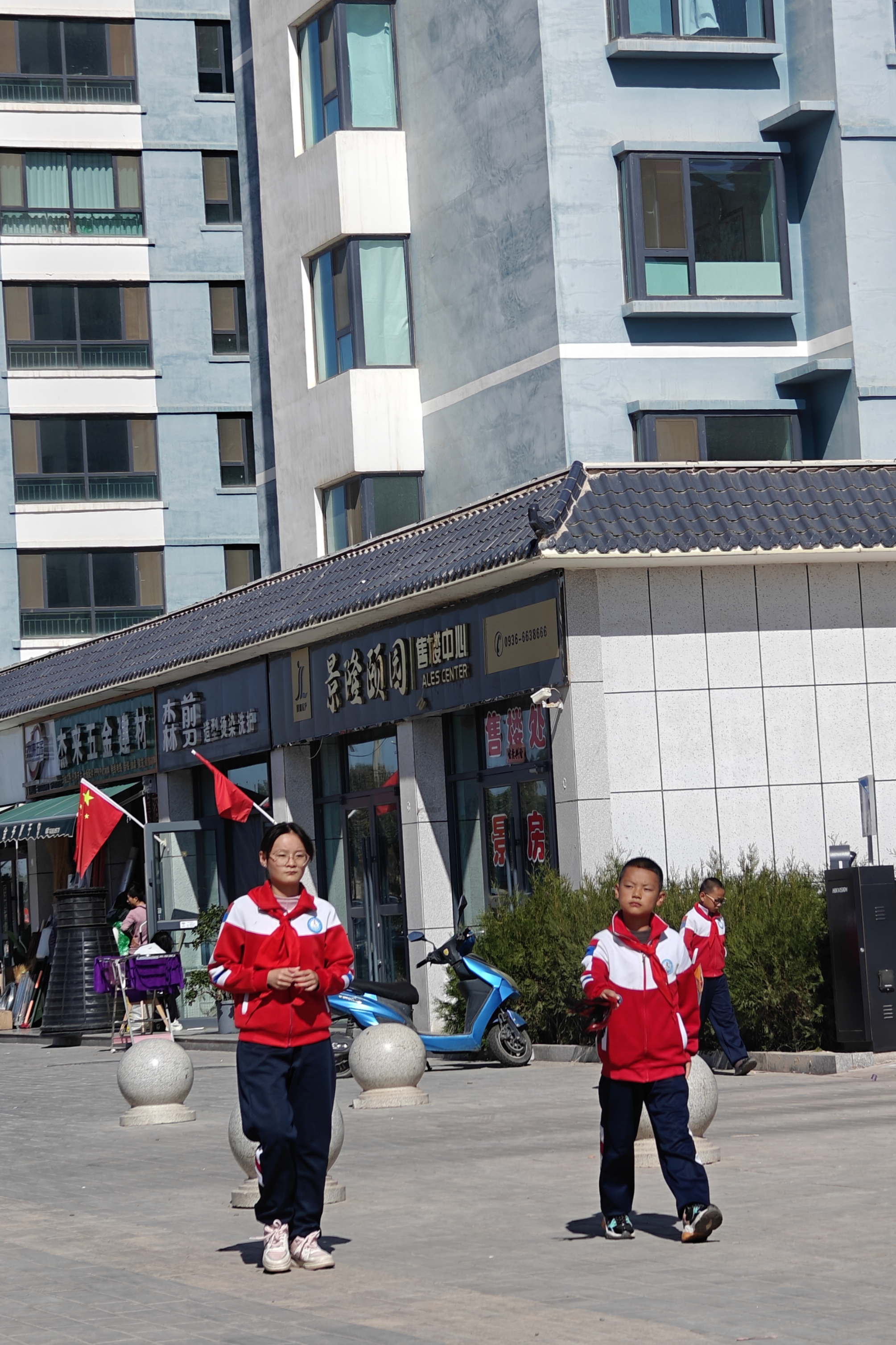 无意间,目光被一群上学的小学生所吸引