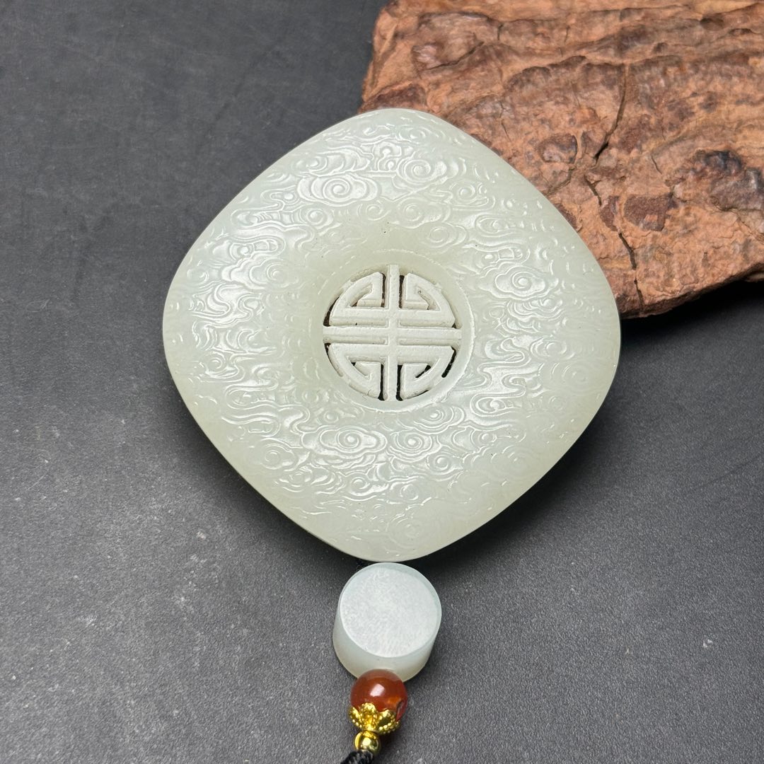 和田玉祥云纹玉佩,中间镂空雕刻寿字,福寿吉祥,造型精美
