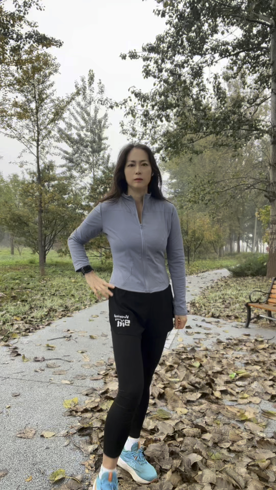 正确的鞭腿陆地和水里示范.既不能打小腿,也不能只压大腿