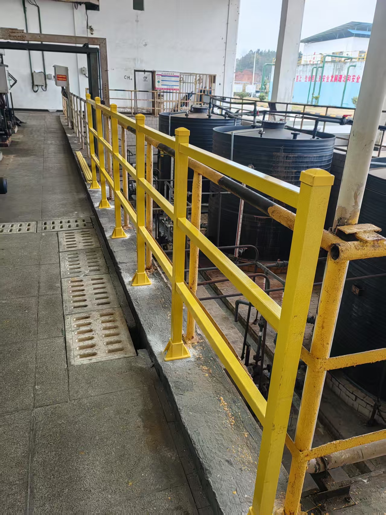 玻璃钢方管护栏和圆管护栏生产厂家
