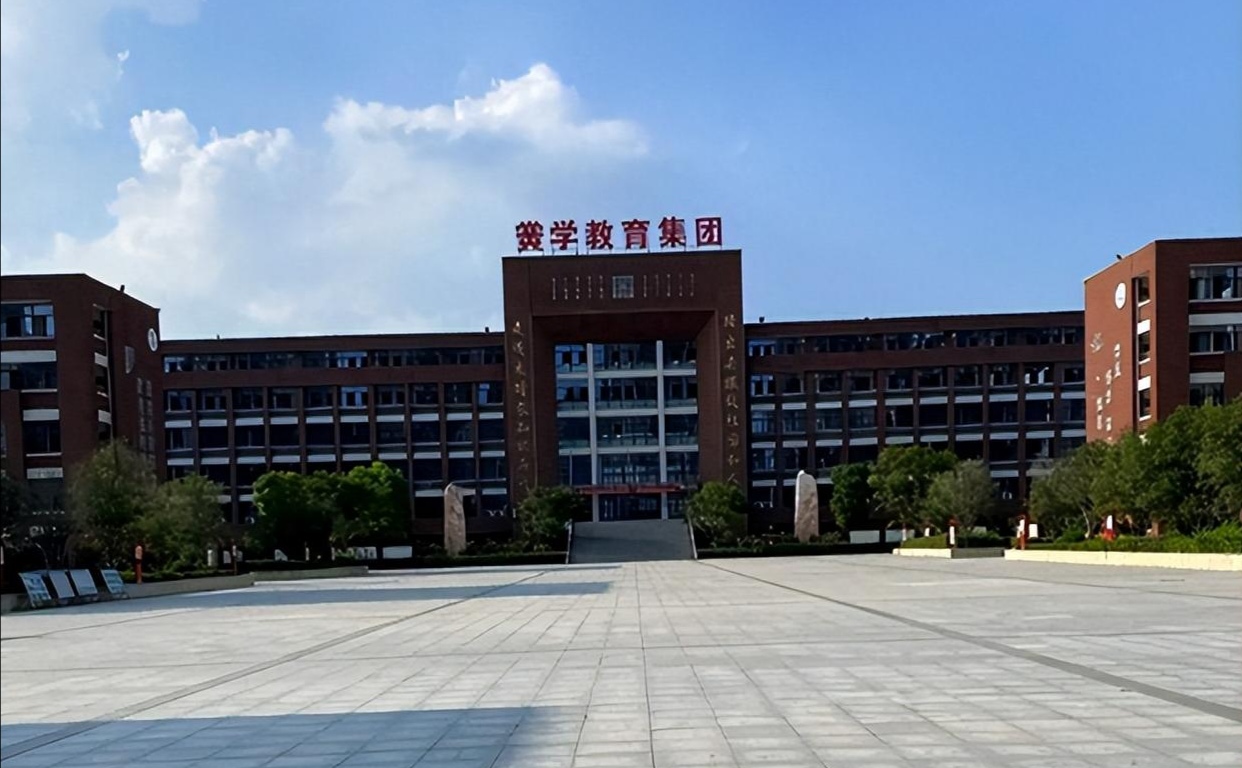 12月22日下午,安徽亳州亳州黉学高级中学,心疼孩子学习辛苦的妈妈,给