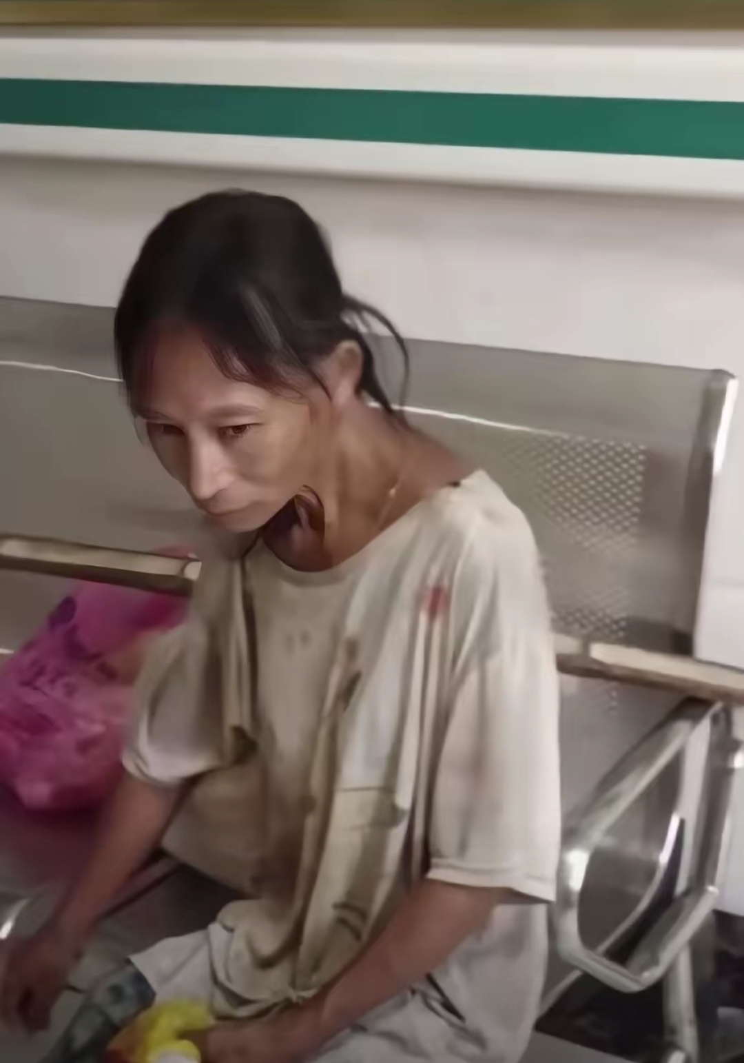 朋友们,你们看看这张照片里面的女子太让人可怜了