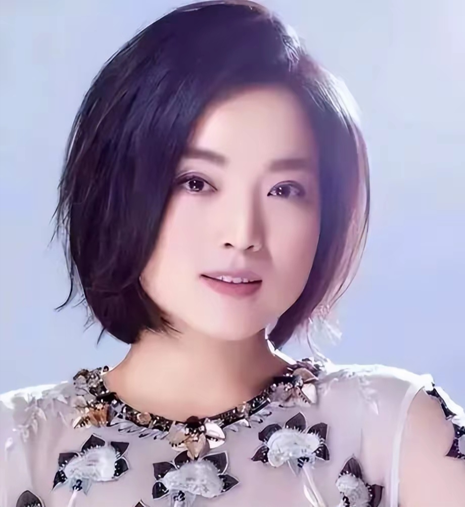 歌手白雪:38岁离婚,独自养子,6年后嫁小8岁的老公