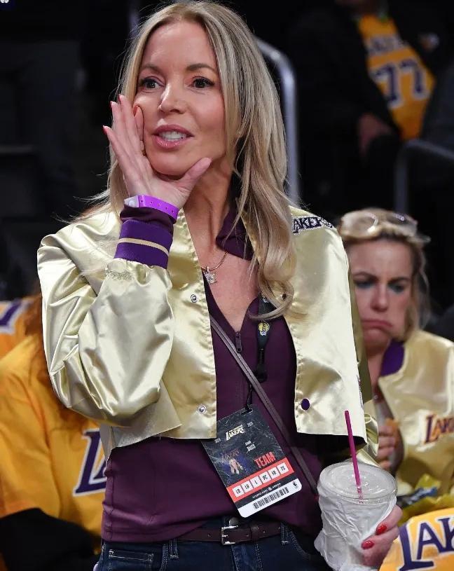 我们的家族基因告诉我们,必须要按下按 珍妮巴斯詹姆斯湖人冠军珍妮