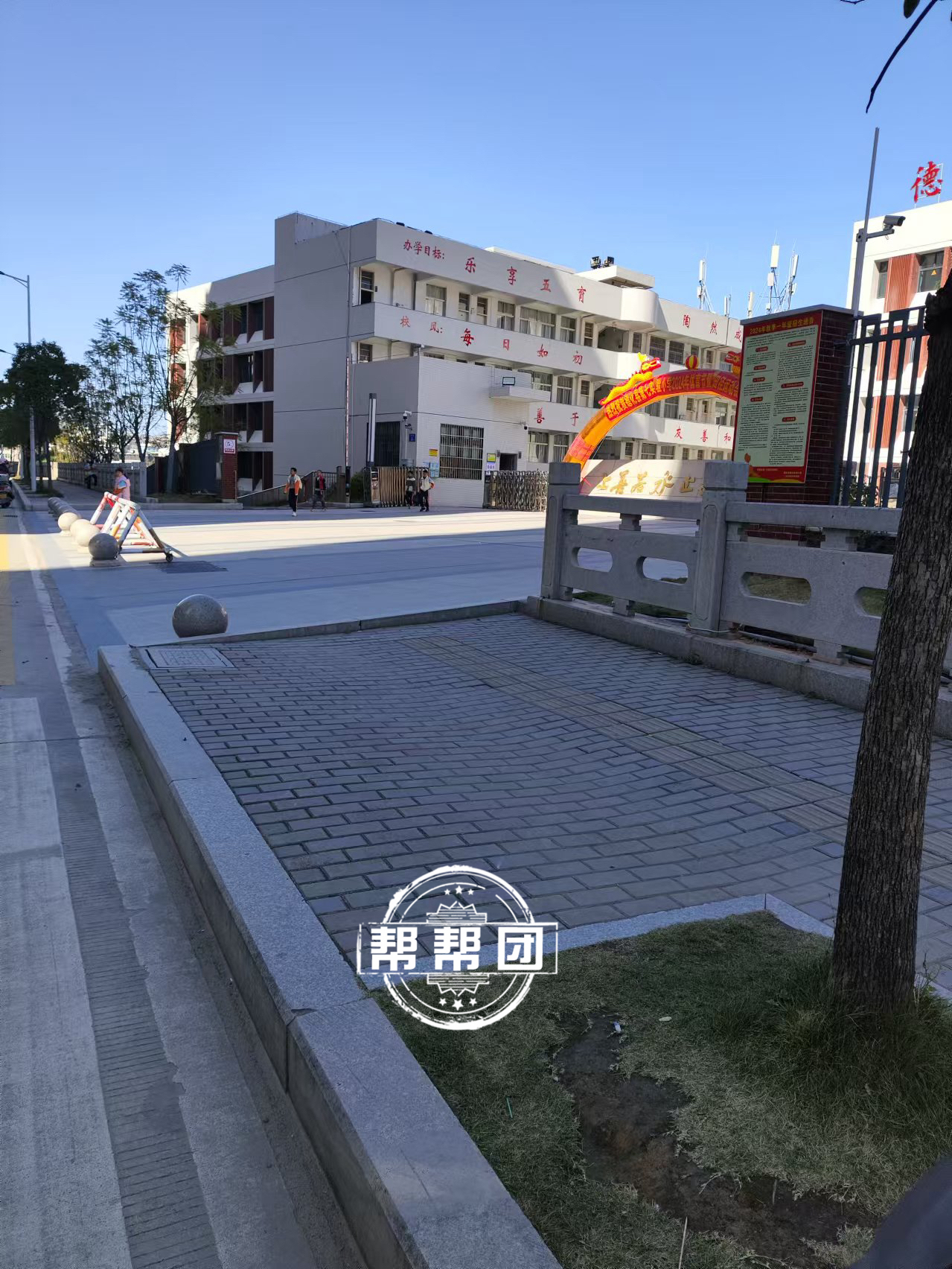 没解决】泉州市民陈女士反映,浔中镇第七实验小学门口的路灯长期不亮