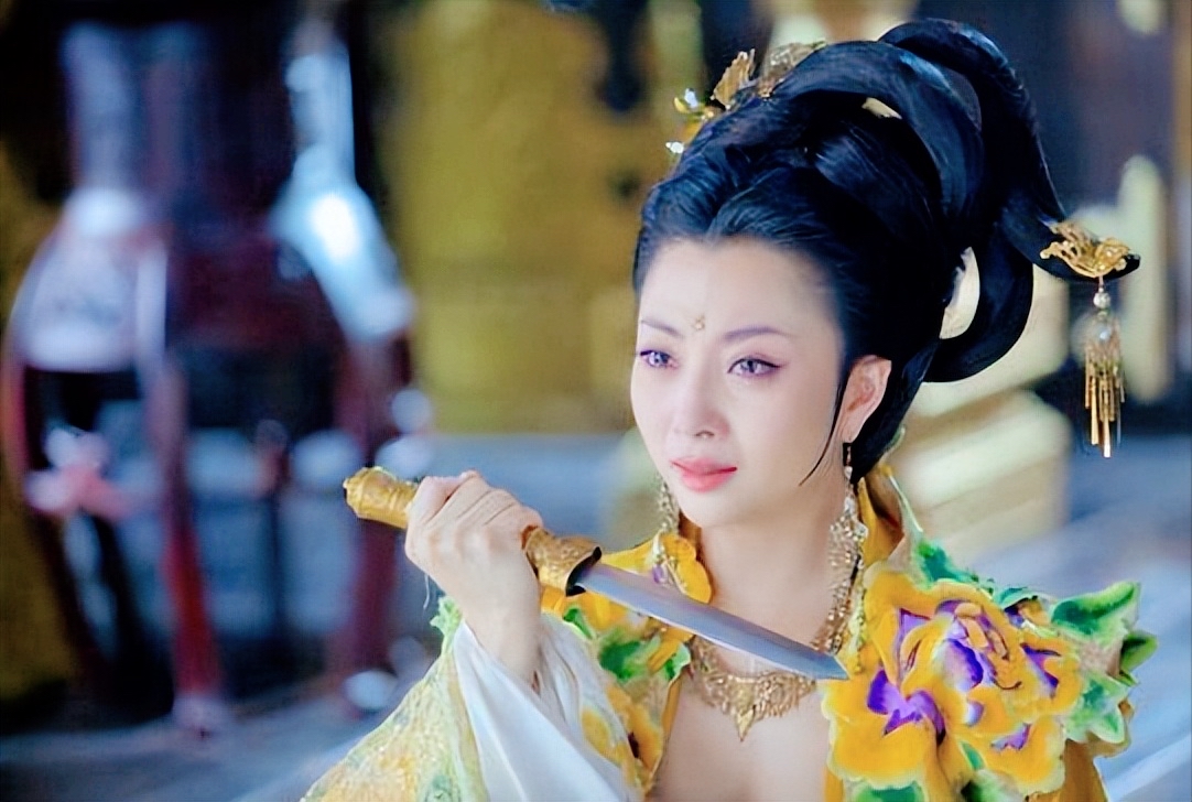 赵光义心中急切,不料花蕊夫人说:"晋王,可知臣妾等你许久?